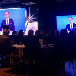 Infrastrukturminister Andreas Carlson framträdde på bildskärm i ett inspelat tal på Järnvägsdagen. Foto: Anders Carlsson
