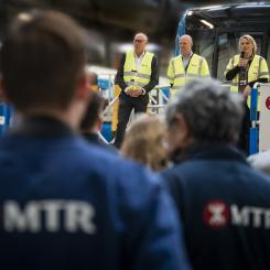 Moderniseringen av 270 tunnelbanevagnar firades hos MTR i Hammarbydepån. Foto: MTR