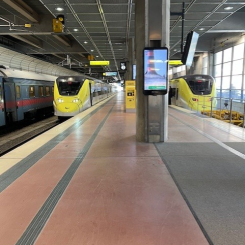 Arlanda Express-tåg vid Stockholm Central. Foto: John Hardwick