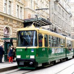 Artic-spårvagnarna började rulla i Helsingfors 2013 och har blivit en viktig del av stadens hållbara transportlösningar. Dessa vagnar är utrustade med tre olika bromssystem – elektriska, hydrauliska och spårbromsar – för att garantera säkerheten under alla förhållanden. De är också kända för sin höga passagerarkapacitet och tillgänglighet, med låggolvdesign som gör dem lätta att använda för personer med funktionsnedsättningar och barnvagnar. Foto: Transtech,