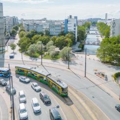 Spårvägsflottan i Helsingfors undersöks efter bromsfel. – För att säkerställa säkerheten ville vi kontrollera att alla bromsbackar i dessa spårvagnar var korrekt installerade, även om det inte utgjorde någon omedelbar fara för trafiksäkerheten, säger Heidi Heikkilä, chef för fordonsunderhåll på Kaupunkiliikenne Oy. Foto: Kaupunkiliikenne Oy, (Stadstrafik AB), Kredit: Aarni Salomaa