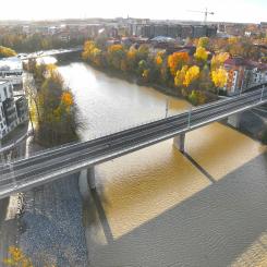 Auraåns järnvägsbro. Projektet genomförs under perioden 2021 till 2026 och har fått stöd från Europeiska unionen både i planerings- och byggskedet. Foto: Finlands Trafikledsverk (Väylävirasto)