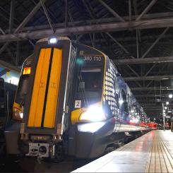 Ett elektriskt tåg testas vid stationen i Barrhead. Foto: Network Rail