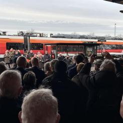 Invigningen ägde rum på stationerna i Holstebro och Lemvig och kulminerade med en jungfrutur mellan de två orterna. Ombord fanns H.M. kungen, som deltog i premiärresan med Midtjyske Jernbaners nya batteritåg av typen Siemens Mireo Plus B. Därmed blev Danmarks första batteritåg formellt invigt. Foto: Banedanmark