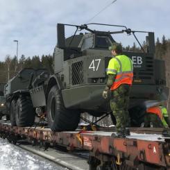 En blandad järnvägstransport i Sverige innebär att ett och samma tåg inkluderar både gods- och personvagnar. För den svenska Försvarsmakten möjliggör detta att hela eller delar av förband kan transporteras via järnväg vid samma tillfälle. Fördelarna är många – inte minst är transportsättet mycket effektivt och tryggt. Foto: Nalin Bozdogan/Sveriges Försvarsmakt