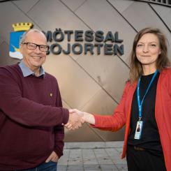 Handslag mellan Benny Augustsson, kommunstyrelsens ordförande i Vänersborg, och Louise Jeppsson ordförande i infrastruktur och kollektivtrafiknämnden (IKN), Västra Götaland. Foto Jerry Lövberg