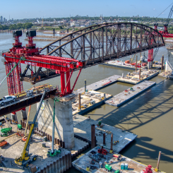 Mammoet lyfter brospannen till den historiska  bron Merchants Bridge i St. Louis. Foto: Mammoet