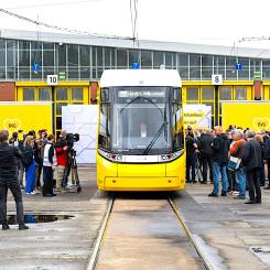 De nya Urbanliner-spårvagnarna kommer att börja trafikera linje M4 under första kvartalet 2025 och ersätta de nuvarande GT6-vagnarna. De nya vagnarna har plats för 312 passagerare, vilket är cirka 12 fler än de tidigare modellerna. Foto: De nya Urbanliner-spårvagnarna kommer att börja trafikera linje M4 under första kvartalet 2025 och ersätta de nuvarande GT6-vagnarna. De nya vagnarna har plats för 312 passagerare, vilket är cirka 12 fler än de tidigare modellerna. Foto: BVG/Andreas Süß