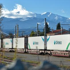 Järnvägstransporter kan hantera upp till 50 trailers samtidigt, vilket gör dem till ett attraktivt alternativ för långdistansleveranser. Foto: Girteka Group