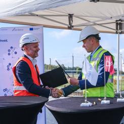 Undertecknande av ett byggkontrakt. Med detta kontrakt förväntar sig Anvar Salomets, ordförande för Rail Baltic Estland, att minst en tredjedel av den 213 kilometer långa huvudlinjen i Estland kommer att vara under byggnation vid årets slut. Kontrakt har nu tecknats för 65 kilometer av linjen. Foto: Rail Baltica
