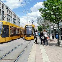 De sista inslagen från DDR-tiden försvinner från stadsbilden. Geras kollektivtrafikföretag GVB köper moderna spårvagnar ac Stadler. Bild: Stadler