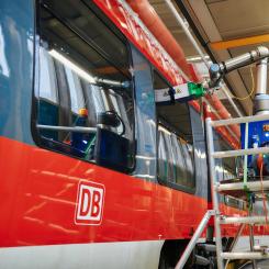 Laserbehandlingen utförs under rutinunderhåll på DB Regio Nordosts anläggning i Berlin-Lichtenberg. Foto: DB