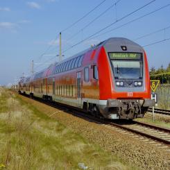 Snart på danska spår. En dubbeldäckare från Dosto 2003-serien i tyska Ribnitz-Damgarten Ost, Foto: Wikipedia Common. Kredit: RsVe