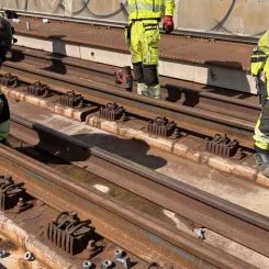 Den nya rälen sätts fast med bultar. Foto: Trafikverket