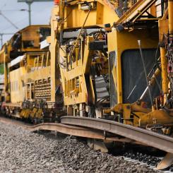 DB InfraGO har under 2024 stärkt sin personalstyrka med 5 500 nya medarbetare i operativa roller. Dessa inkluderar tekniker inom underhåll och personal på järnvägens signalcentraler. Syftet är att säkerställa en stabil drift och snabbare hantering av infrastrukturprojekt. Foto: DB, kredit: Oliver Lang