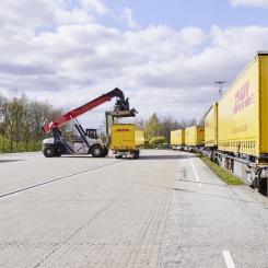 DHL Cargo har kört ett trailertåg mellan Padborg och Duisburg sedan maj 2023. Här lyfts släpvagnarna upp på vagnarna. Foto: Christian Bendel / DHL