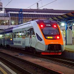 Ett modernt Ukrzaliznycja- tåg nummer ДПКР3-001 vid Kievs centralstation för passagerartrafik. Foto: Wikipedia Common, kredit: Volodimir Kriniskjiii