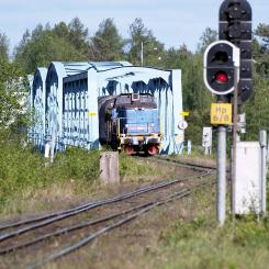 Green Cargo T44 362 med tåg på bro över Torne älv år 2009. Foto: Bobo11/Wikimedia Commons/https://commons.wikimedia.org/wiki/File:Eisenbahnbr%C3%BCcke-Torne-%C3%A4lv6040991.jpg