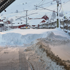 Snömängden i området för återställningen gör att prognosen skjuts fram. Foto Trafikverket