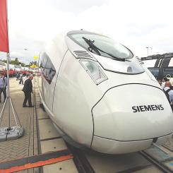 Höghastighetståget Velaro Egypt med åtta vagnar är 200 meter långt och erbjuder 481 sittplatser, fördelade på business- och standardklass, samt två platser för rullstolar. Foto: Markku Björkman