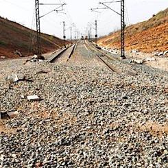 Järnvägsbolagen ADIF och Renfe rapporterar att totalt 80 kilometer av lokaltågslinjerna Cercanías C1, C2 och C3 är helt ur funktion och kommer att ta lång tid att reparera. Foto: ADIF
