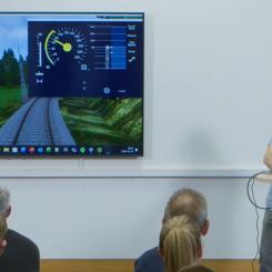 Mattias Eriksson från Nässjöakademin guidade deltagarna genom systemet med hjälp av en tågsimulator. Deltagarna fick följa en simulerad körning längs Ådalsbanan mellan Sprängviken och Dyrnäs, där systemet redan är i drift. Bild: Nordic Infracenter
