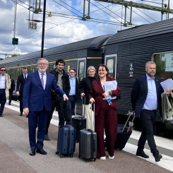Pat Cox tillsammans med representanter från EU-kommissionen och Kombi-Consult GmbH för att studera korridorens betydelse för försvar, industri och europeisk beredskap Foto: Oslo-Sthlm 2.55