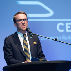 Sveriges bostads- och infrastrukturminister Andreas Carlson på European Railway Award 2023. Foto: Tågföretagen