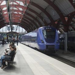 Utredningen föreslår även att systemet för flygpassageraruppgifter breddas till att omfatta resor med färja, tåg och buss till och från Sverige. Foto: Phil Richards/Wikimedia Commons/https://commons.wikimedia.org/wiki/File:09.05.22_Malm%C3%B6_Centralstation_X61_062_(52094468370).jpg