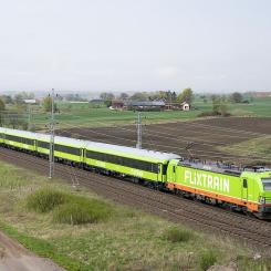 FlixTrain från Göteborg till Stockholm Flemingsberg. Den svenska Flixtrain-linjen Göteborg - Stockholm introducerades den 6 maj 2021. Tågen drivs av Hector Rails Vectrons och körs under Hector Rails licens och bemannas av Hector Rails personal. Vagnarna är tidigare tyska DB-vagnar som har moderniserats av Talbot Services i Aachen, Tyskland. Foto: Wikipedia Common Lic. Kredit: Richard Latten