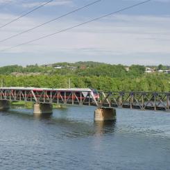 Bron över Numedalslågen nära Larvik har fundament som står i vatten.
FOTO: Foto: Bane NOR