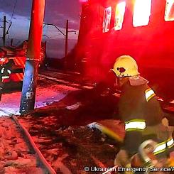 Den ryska drönarattacken mot passagerartåget i Charkivregionen orsakade brand i en vagn och ledde till fem dödsoffer. Foto: Ukrainian Emergency Service