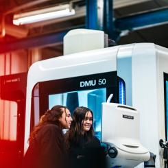 Framtida CNC-operatörer som kör en CNC-maskin. Foto: Maja Brand