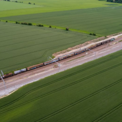I Flackarp ska växlarna rivas och de tillfälliga spåren fogas ihop med de nya spåren utan växlar. De nya spåren är de med ljus makadam, de ska kopplas ihop med de tillfälliga spåren som har lite mörkare makadam. Foto: NCC-OHLA/Trafikverket