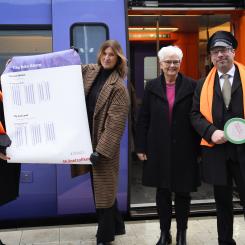Sara Vestering Kommunstyrelsens ordf. Burlöv, Maria Nyman Trafikdirektör, Skånetrafiken, Carina Zachau ordf. i kollektivtrafiknämnden och Fredrik Löfqvist Kommundirektör i Burlöv med den nya tidtabellen. Foto: Skånetrafiken