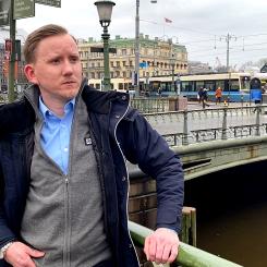 Spårvagnsföraren Petter Jonsson är nöjd med den nya uniformen. Foto: Göteborgs Spårvägar