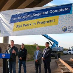 Guvernör Gavin Newsom anslöt sig till VD:n för California High-Speed Rail Authority, Ian Choudri, lokala ledare och arbetare strax utanför Bakersfield nyligen för att inviga den nya järnvägsdepån – det första steget för att lägga spår. Guvernör Newsom, Choudri och lokala ledare markerade starten med en symbolisk spik och firade samtidigt det omfattande slutförandet av Byggpaket 4 (CP 4) – den sydligaste delen av den initiala driftslinjen för höghastighetståget. Foto: California High-Speed Rail Authority