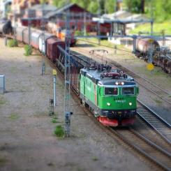 Risken med åkning på fotsteg består framför allt i att det saknas tillräckligt skydd mot fall och att det när som helst kan inträffa oförutsedda skakningar, dunsar eller urspårningar som gör att arbetstagaren trillar av fotsteget och i värsta fall blir överkörd av ett lok eller en vagn. Foto: Arbetsmiljöverket