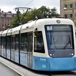 Spårvagn M32 426 trafikerar linje 1 på Järntorgsgatan, Göteborg. Foto: Wikimedia Commons