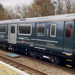 Laddningen sker via infällbara strömavtagare som matas från batteribanker vid sidan av spåret. Foto: GWR