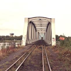 Haparanda–Torneå järnvägsbro över Torne älv, sett från Finland mot Sverige. Bron har två spårvidder (1524 mm och 1435 mm). Foto: Wikipedia Common, Kredit: Methem