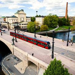 En illustration av en 47 meter lång spårvagn från Tammerfors spårväg på Hämebron. Bild: Škoda Group baserad på en bild från Tampereen Raitiotie Oy.