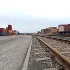 Containrar som lastas på tåg vid inlandsterminalen i Helsingborg når Nordens största containerhamn inom cirka 5 timmar. Foto: APM Terminals