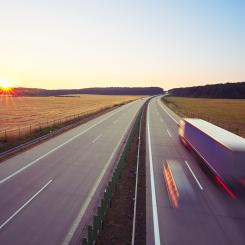 Spaniens ansvarige för järnvägsinfrastruktur Adif kommer att utveckla ett pilotprojekt som använder teknik för ett automatiskt system för att ändra hjulaxelbredden på godstågsvagnar för olika spårvidder vid gränsövergångar. Ett motsvarande avtal undertecknades mellan Ukrainska Järnvägar och Adif. Foto: Adif