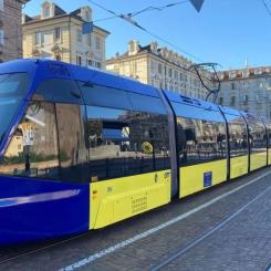 Fordonen har en maxhastighet på 60 km/h, är 28 meter långa, har 36 sittplatser och en maximal kapacitet på 218 passagerare. Foto: Hitachi Rail