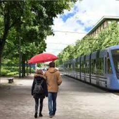 Tvärbanan ger möjlighet att ta spårbunden kollektivtrafik till och från Bromma flygplats och Kistamässan. Foto: Region Stockholm