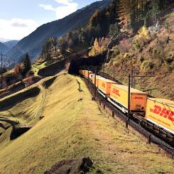 Paket på väg genom bergstrakter. Foto: DHL