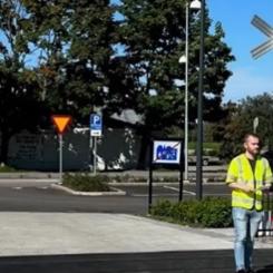 Fler kryssmärken längs järnvägen ska öka säkerheten kring industrispår 80 i området Godisfabriken på Brynäs i Gävleborg. Foto: Trafikverket