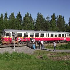 Lunchuppehåll i Åsarna Södra med inlandsbanans tåg mot Gällivare. Foto: Wikimedia Common