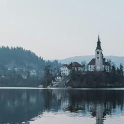 Intelligent Rail Summit är ett årligt återkommande evenemang som 2025 hålls i Bled, Slovenien. Foto: Febiyan/Unsplash
